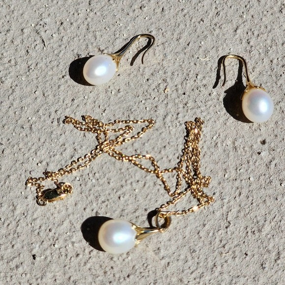 14K Yellow Gold Elegant Pearl Necklace and Earrings Jewelry Set with box - Picture 3 of 5